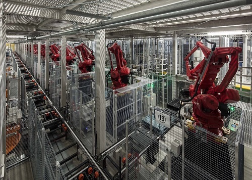 自動ピッキングシステム：ロボットによる自動ピッキングシステムで複数の製品をまとめ、 配送に回すなど、 在庫管理と物流の業務を効率化する